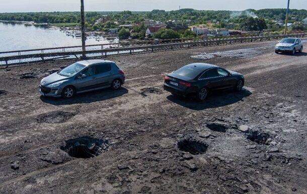 Оккупанты принудили коммунальщиков Херсона залатать Антоновский мост - ОВА