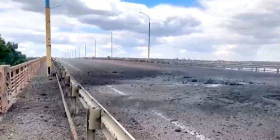 Россияне заставили коммунальщиков залатать Антоновский мост в Херсоне