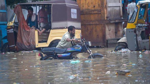 Крупнейший город Пакистана парализован муссонным дождем