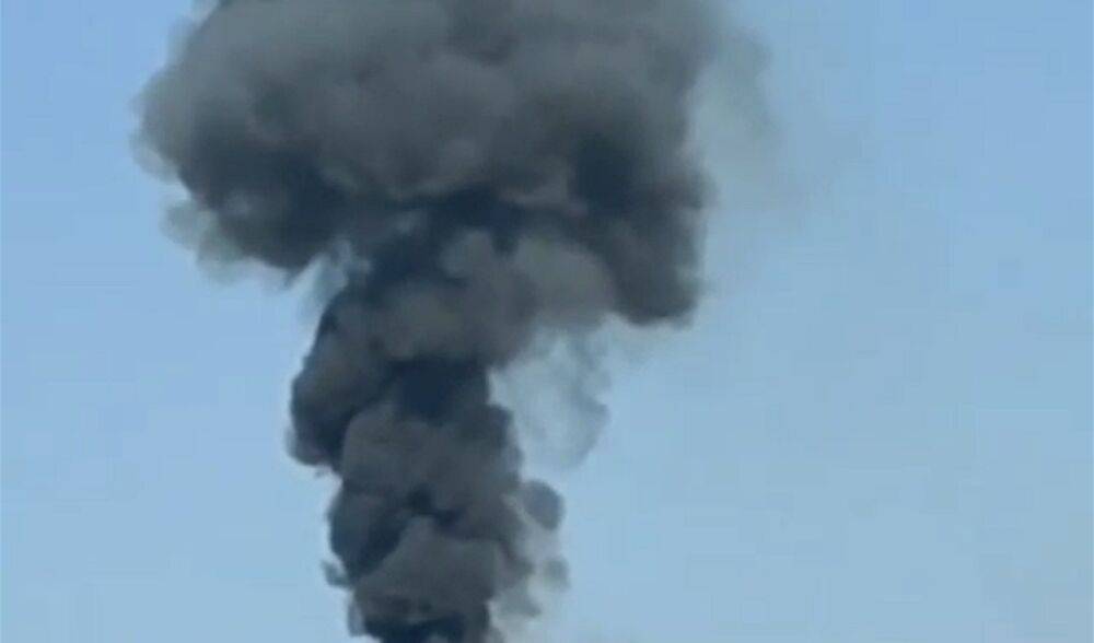 «Удачное попадание»: в Донецке разгорается сильнейший пожар, видео