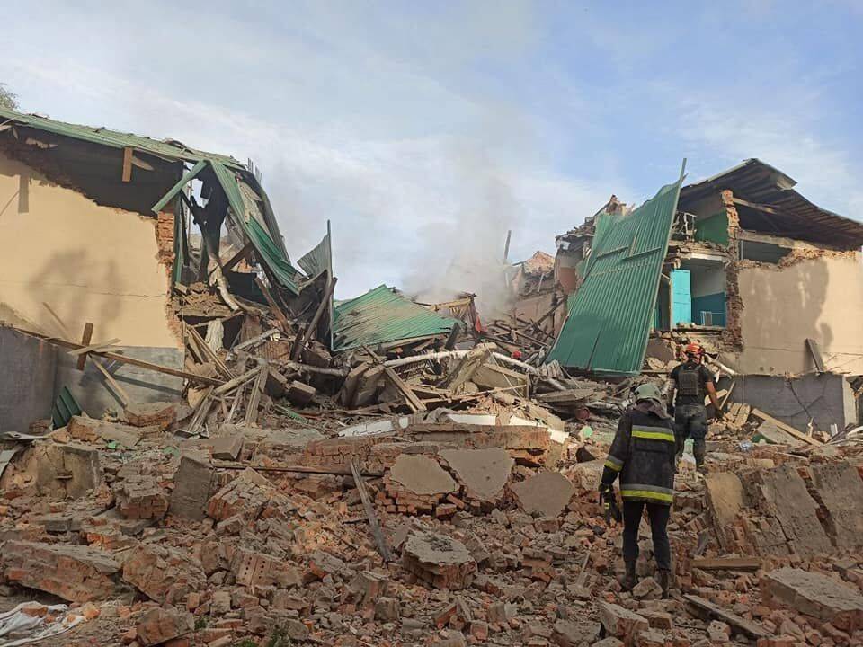 В Чугуеве из-под завалов разрушенного оккупантами дома культуры извлекли тело женщины – глава обладминистрации