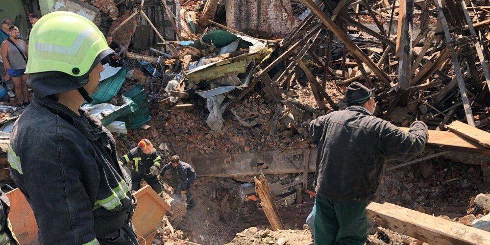 Ракетный удар РФ по Чугуеву: из-под завалов дома культуры достали тела двух человек