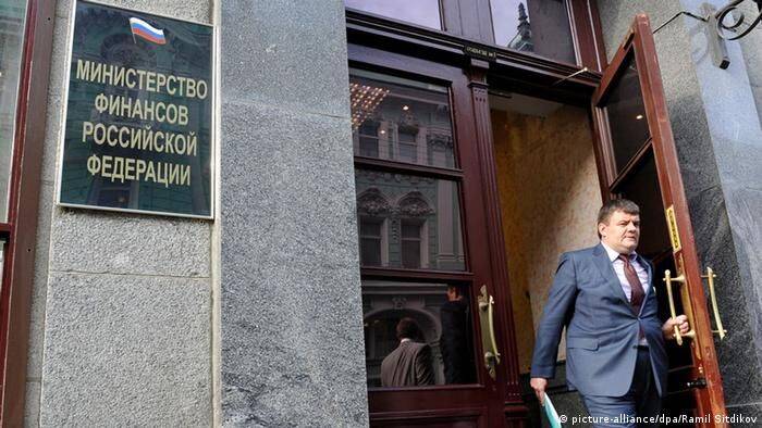 Живущих за рубежом сотрудников фирм РФ могут обязать платить налоги в России