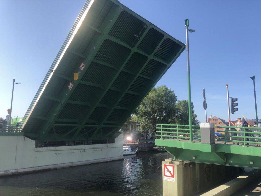 В Клайпеде с разводного моста упала машина, погиб военный США