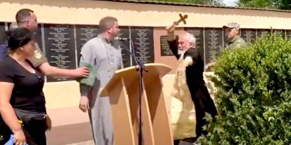 Представитель МП на похоронах украинского бойца избил крестом священника ПЦУ — видео