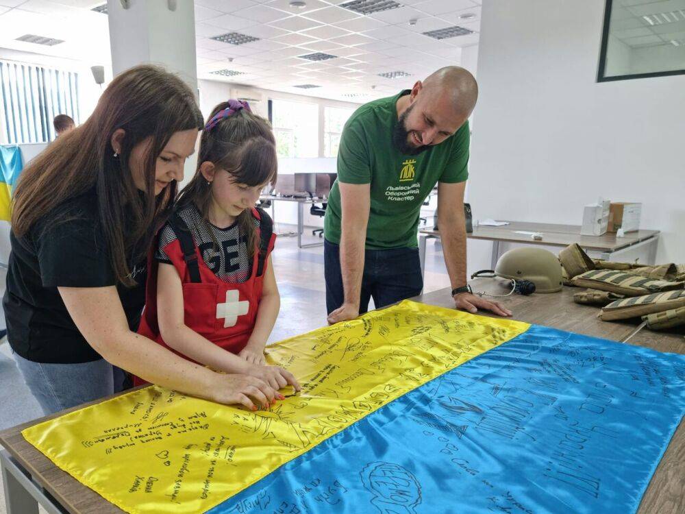 9-летняя львовянка собрала 6 тыс. гривен на бронежилет для ВСУ, выставив на аукцион свои картины