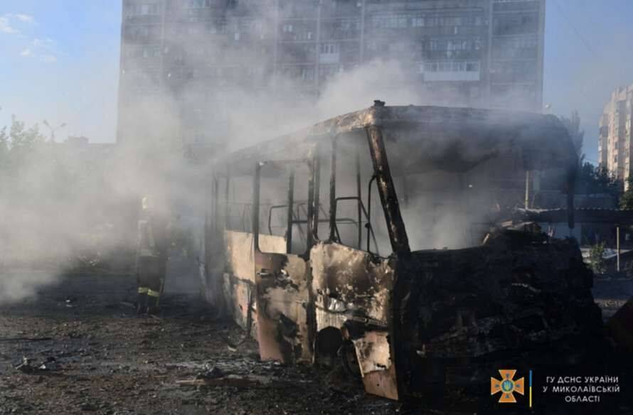 Рашисти обстріляли зупинку у Миколаєві: багато жертв та поранених