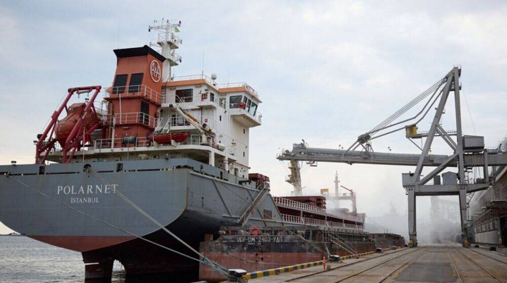В портах Одессы загружают первые суда с зерном: Украина готова начать экспорт