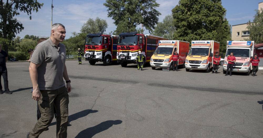 Кличко передал городским службам 12 пожарно-спасательных автомобилей и 7 карет скорой помощи