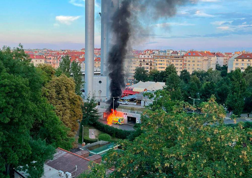 В Праге сгорела машина скорой помощи