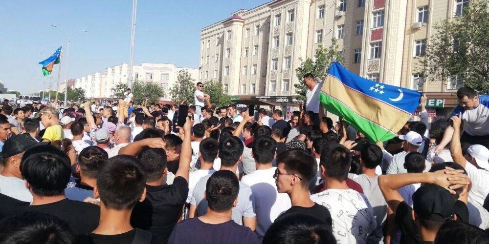 В Узбекистане прошли протесты из-за поправок к Конституции, ограничивающих статус автономной республики. После них президент передумал