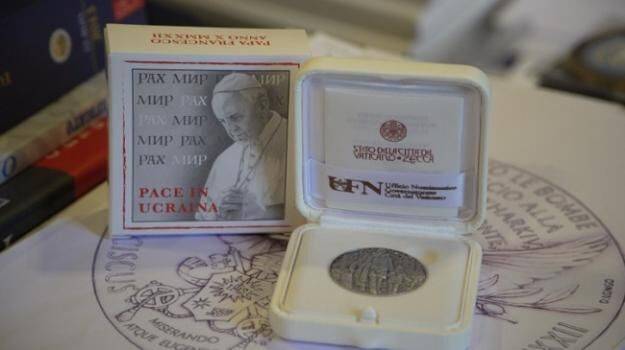 Ватикан выпустил памятную серебряную медаль, посвященную Украине (фото)