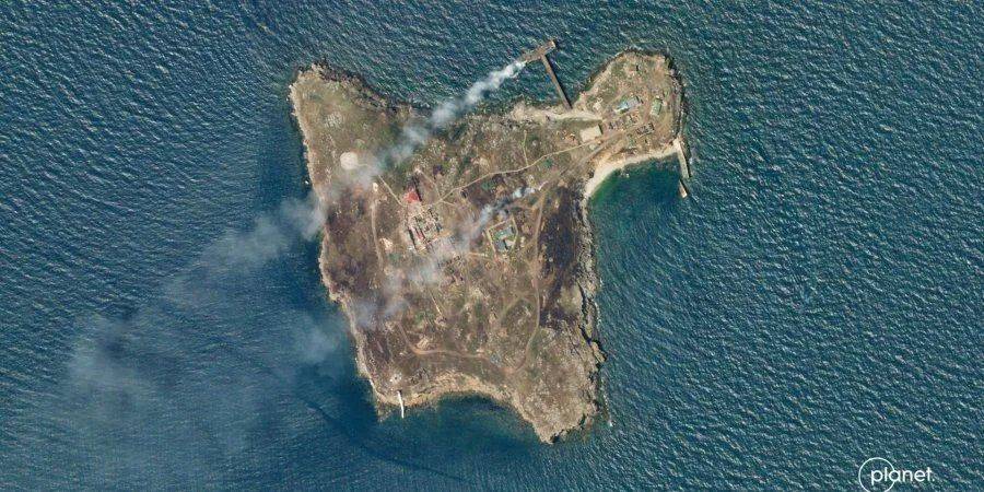 Под прикрытием истребителя. Российские бомбардировщики нанесли удары по острову Змеиный — ОК Юг