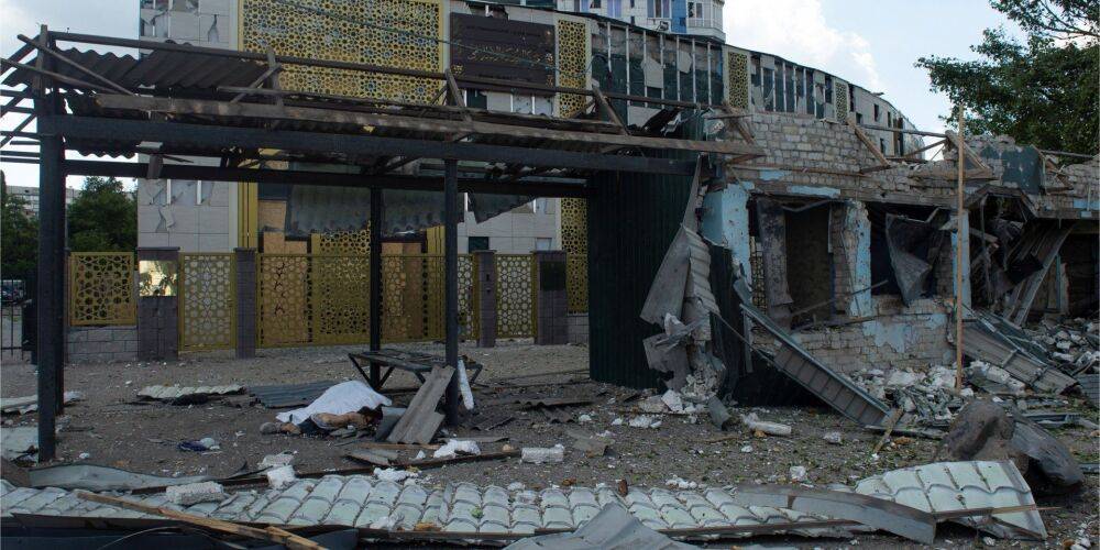 Оккупанты ударили двумя ракетами по Харькову: в здании учебного заведения начался пожар