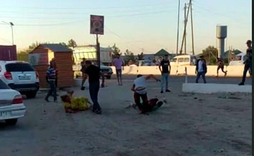 Двое мужчин прилюдно жестоко избили женщин в Самаркандской области. Видео