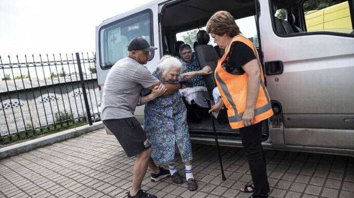 Украина начала обязательную эвакуацию людей из Донбасса