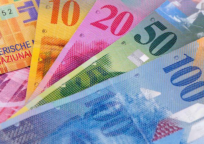 Швейцария планирует платить всем гражданам по 2250 евро в месяц