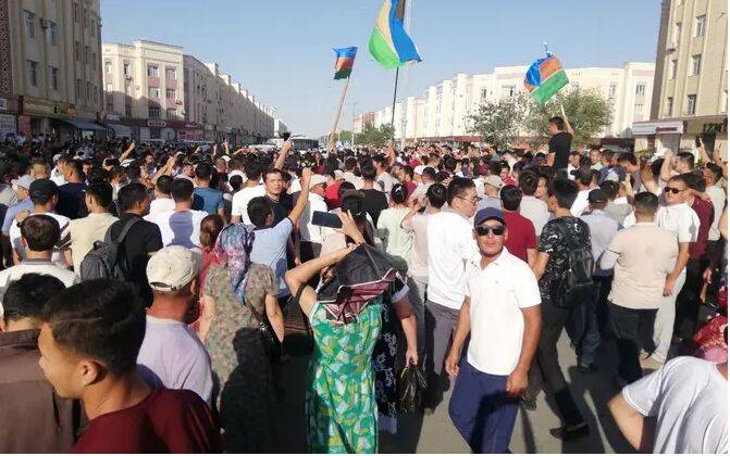 Президент Узбекистана ввел чрезвычайное положение в Каракалпакстане