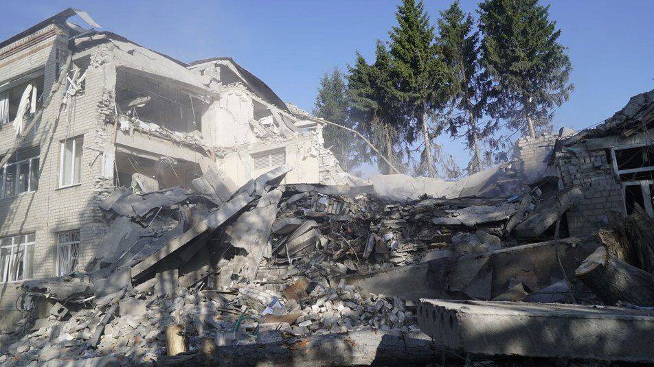 Российские оккупанты разбомбили еще одну харьковскую школу (фото)