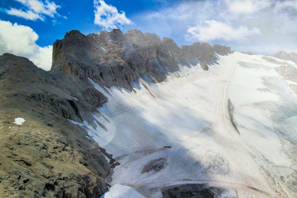 Шесть человек погибли в результате схода ледника в Доломитовых Альпах