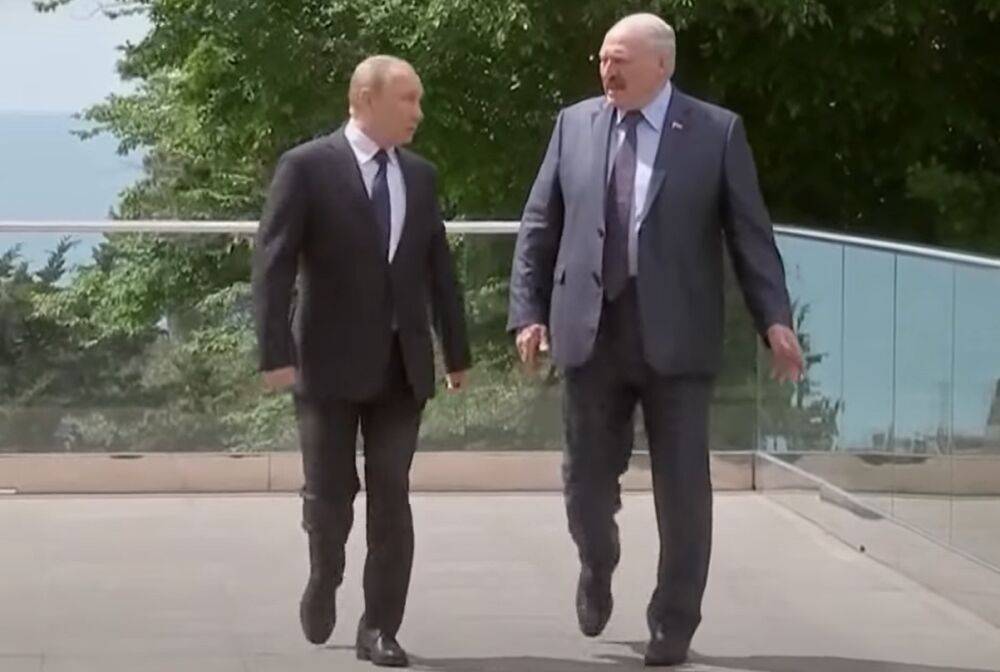 Лукашенко с бумажками побежал к путину: стало известно, почему Беларусь не спешит вводить войска