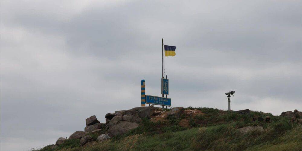Появилось фото поднятого украинского флага над островом Змеиный