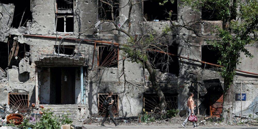 Демонтировали детскую площадку. Российские оккупанты мародерят в Мариуполе — советник мэра
