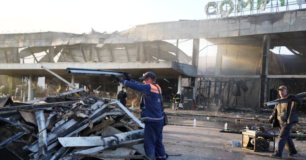 Из-под завалов ТЦ "Амстор" в Кременчуге пропали сейфы с украшениями и наличкой, — СМИ