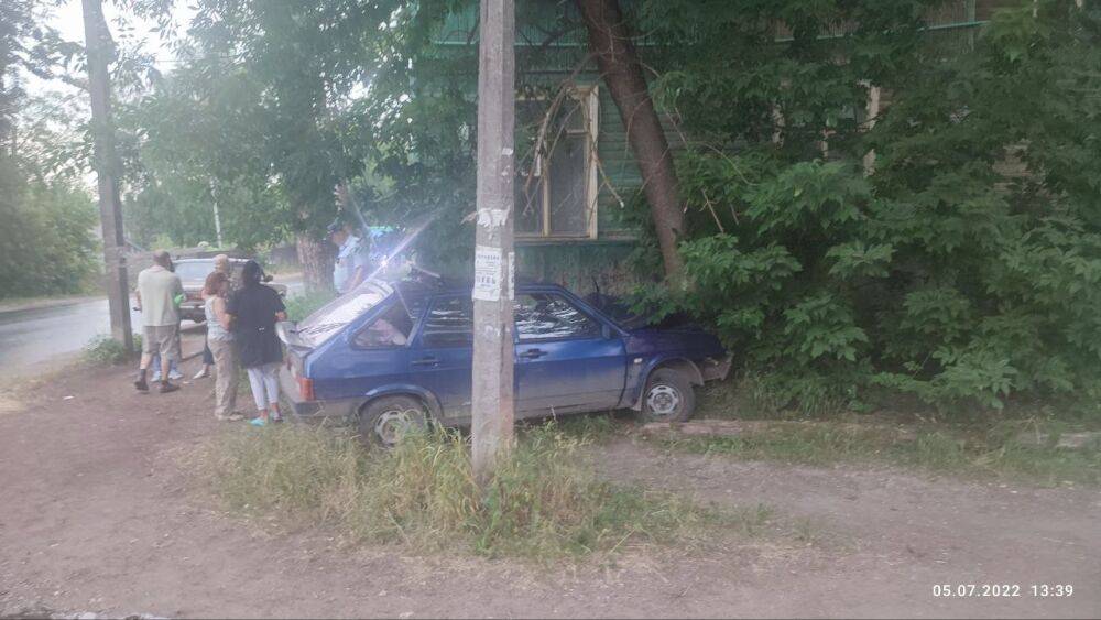 Пожилой водитель получил травмы, врезавшись в дом в Тверской области
