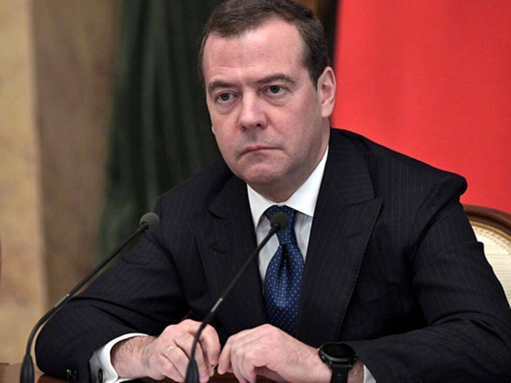 Медведев «поблагодарил» главу камбина Японии за идею установить потолок цен на нефть из РФ, пообещав «катаклизм» для Токио