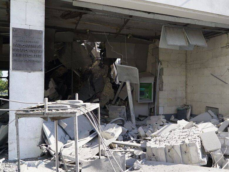 Оккупанты ракетой разрушили главный корпус университета имени Сковороды в Харькове