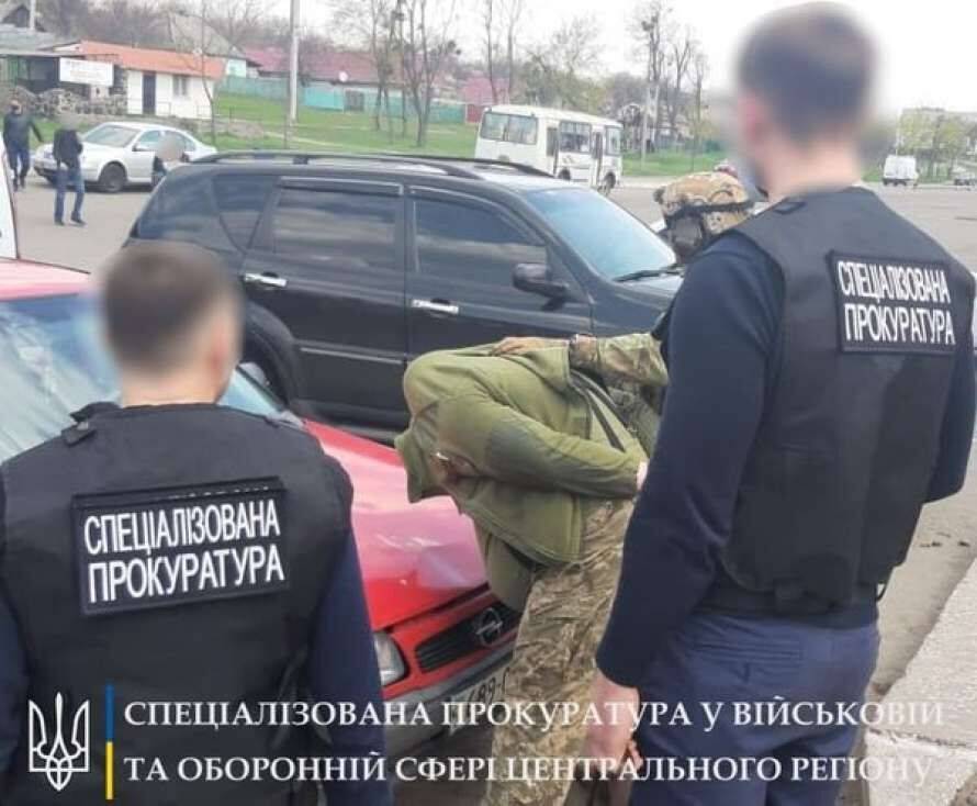 1100 доларів хабара: в Черкаській області затримано заступника військового комісара