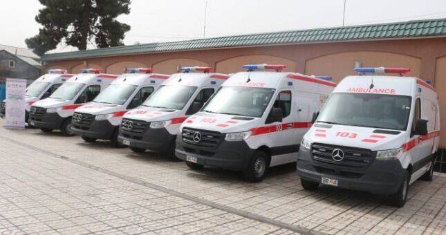 Четыре района Хатлонской области получили 9 машин скорой помощи