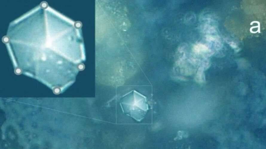 Вчені виявили небачені раніше кристали у метеоритному пилу (Фото)