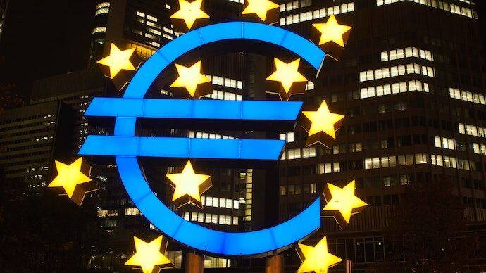 Евро продолжает падение и находится в шаге от паритета с долларом