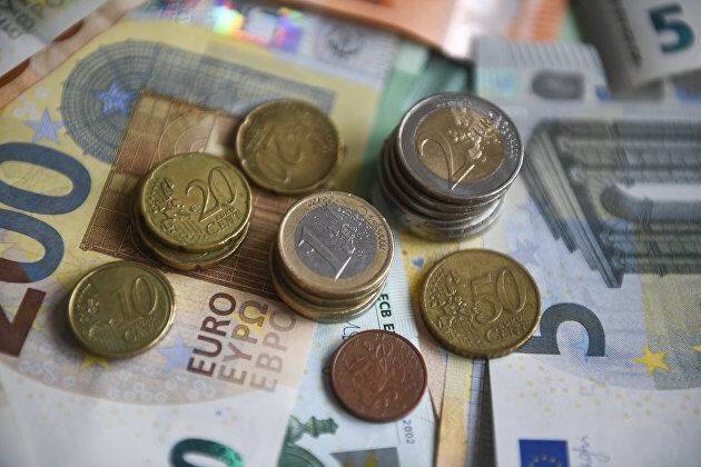 Курс евро остается на минимальном за 20 лет уровне в 1,01 доллара на опасениях вокруг рецессии