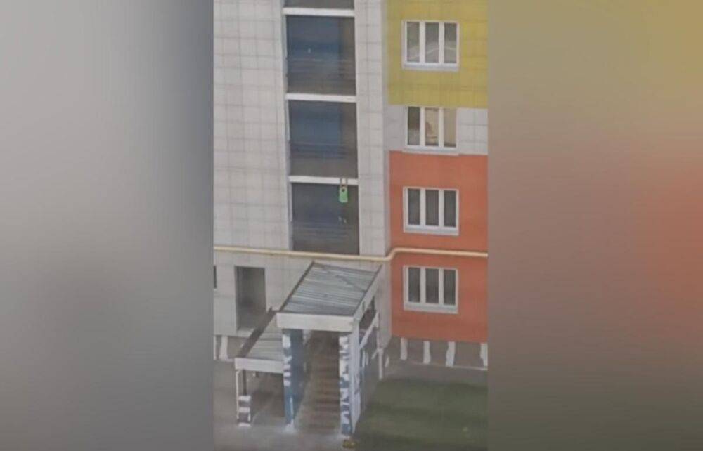 В Твери ребенок пытался по стене залезть на балкон