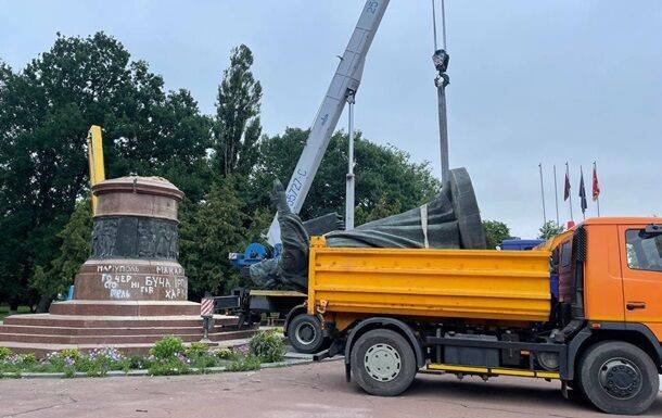 На Киевщине снесли монумент к 300-летию "воссоединения" с Россией