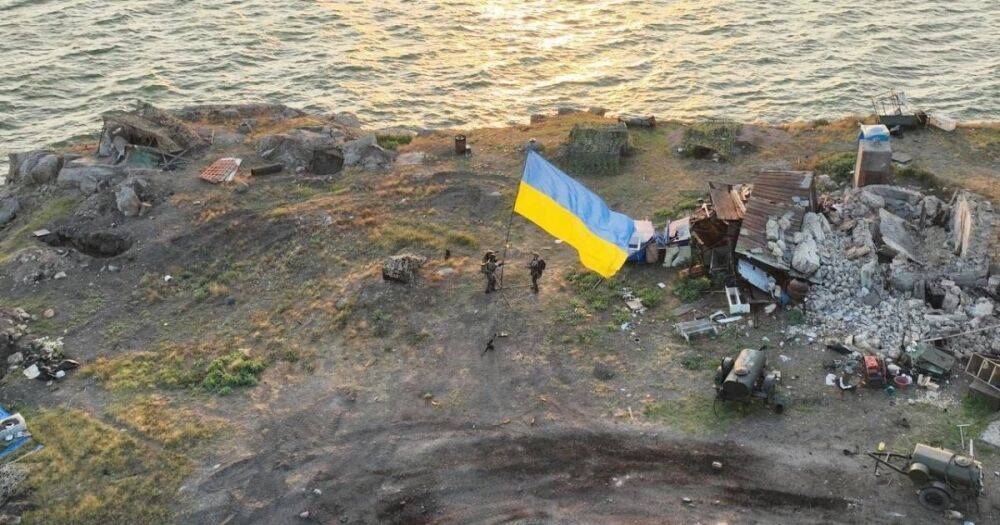 Над островом Змеиный подняли украинский флаг (фото, видео)