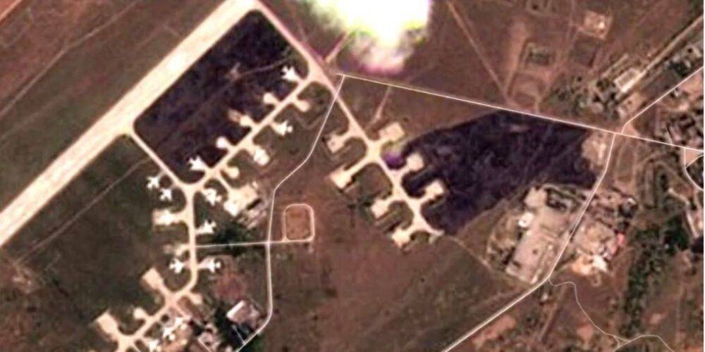 Появились фото с последствиями удара ВСУ по аэродрому в оккупированном РФ Мелитополе