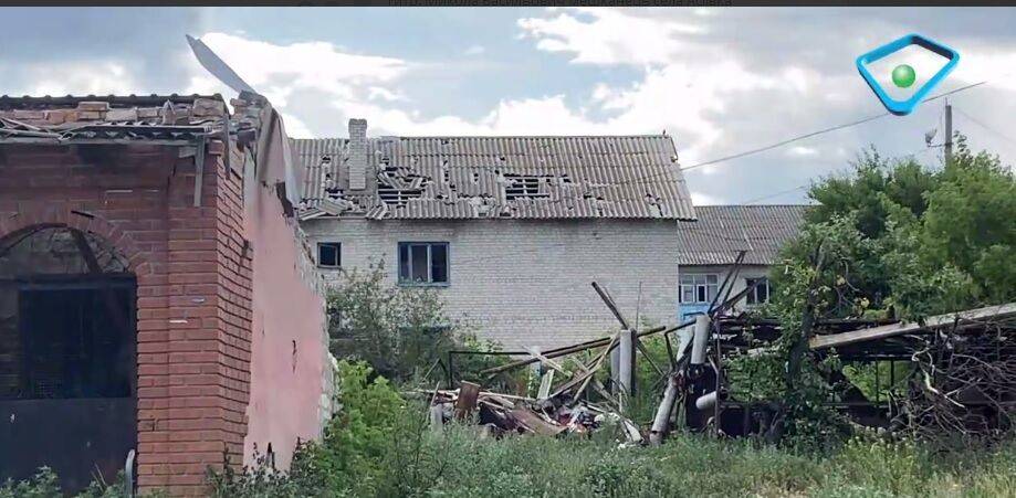 «Ми будували цю школу, будинки, газ… Нічого немає» — як живе село в 10 км від фронту на Харківщині (відео)