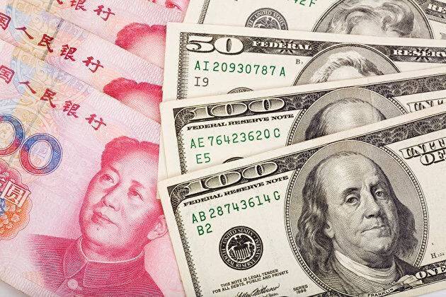 Курс юаня снижается против доллара на уходе инвесторов от риска