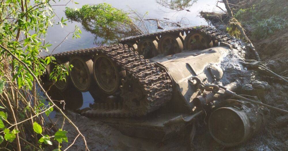 В Черниговской области из реки достали два российских танка с телами оккупантов внутри (фото)