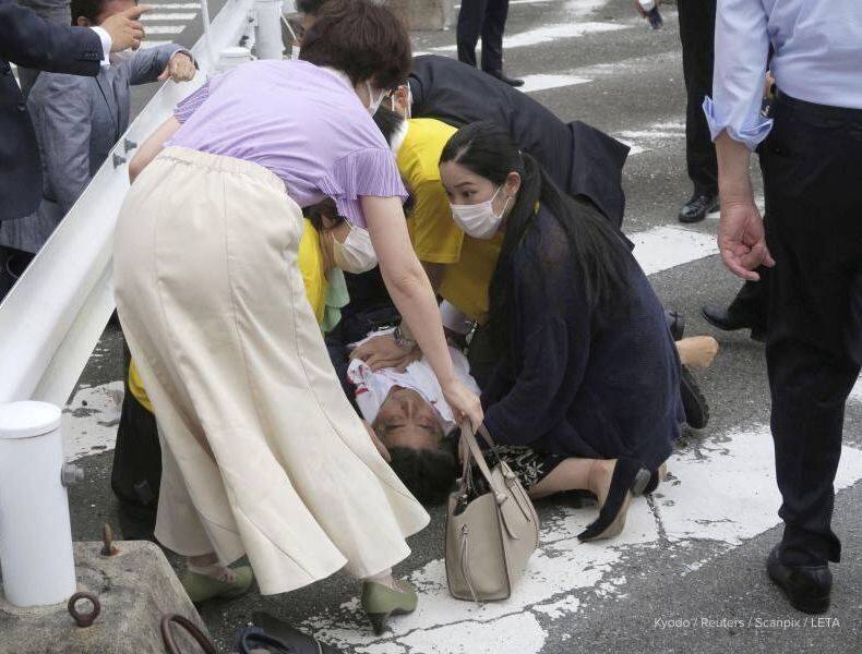 Був поранений у шию: У мережі з'явилося відео нападу на колишнього прем'єра Японії