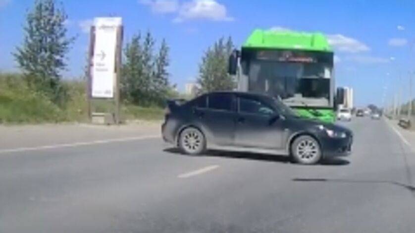 Тюменский водитель выехал с обочины прямо под автобус № 55