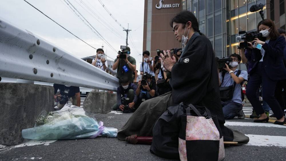 Десятки японцев возложили цветы на месте убийства Синдзо Абэ