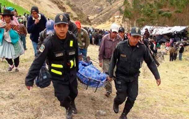 В Перу 16 человек погибли при падении фургона в пропасть