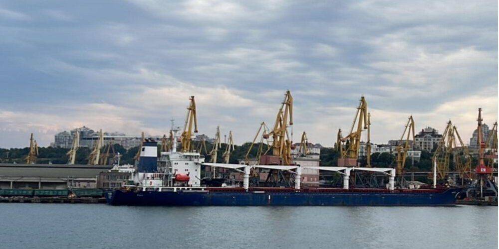 Первое судно с украинским зерном выходит из Украины утром в понедельник — министр инфраструктуры