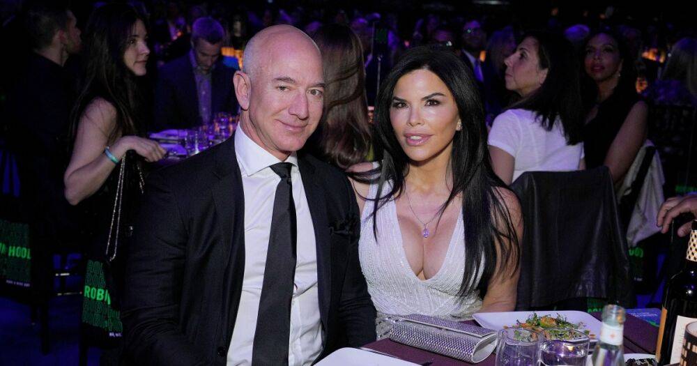 Подруга Джеффа Безоса пришла на свидание в роскошном белом платье за 117 тыс. грн