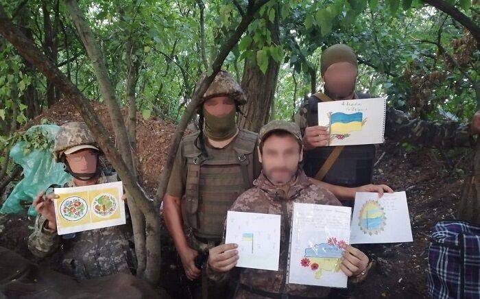 «Все будет Украина»: школьники Киевской области передали детские рисунки защитникам Украины на передовую